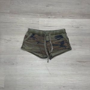 Z Supply Camo Sweatshorts Size (XS)